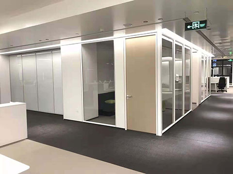 银川新百总部大楼玻璃隔断案例