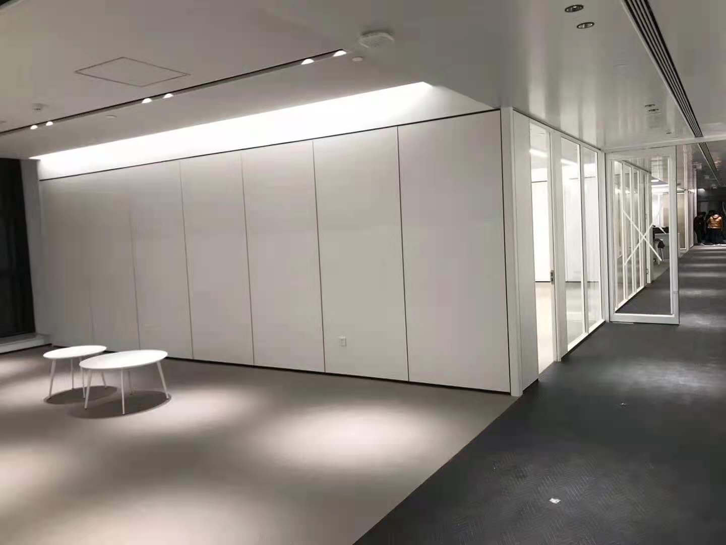 银川新百总部大楼玻璃隔断案例