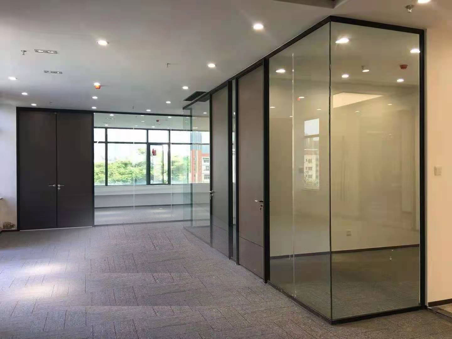 使用玻璃隔断装修办公区不能忽视“光健康”
