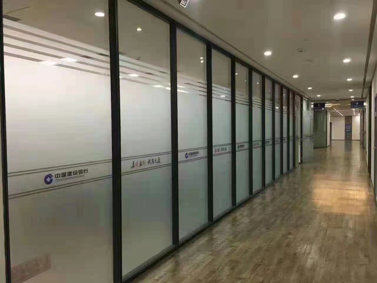 办公室使用玻璃隔断如何合理规划过道