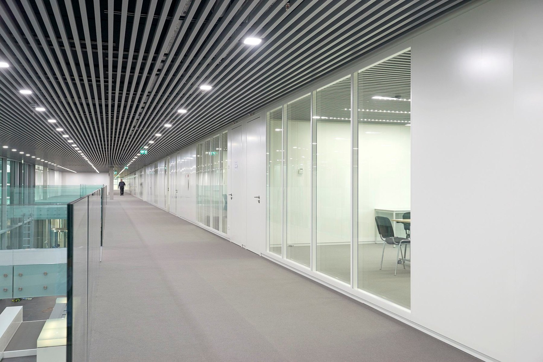 100/108款内钢外铝隔断系统产品实景1